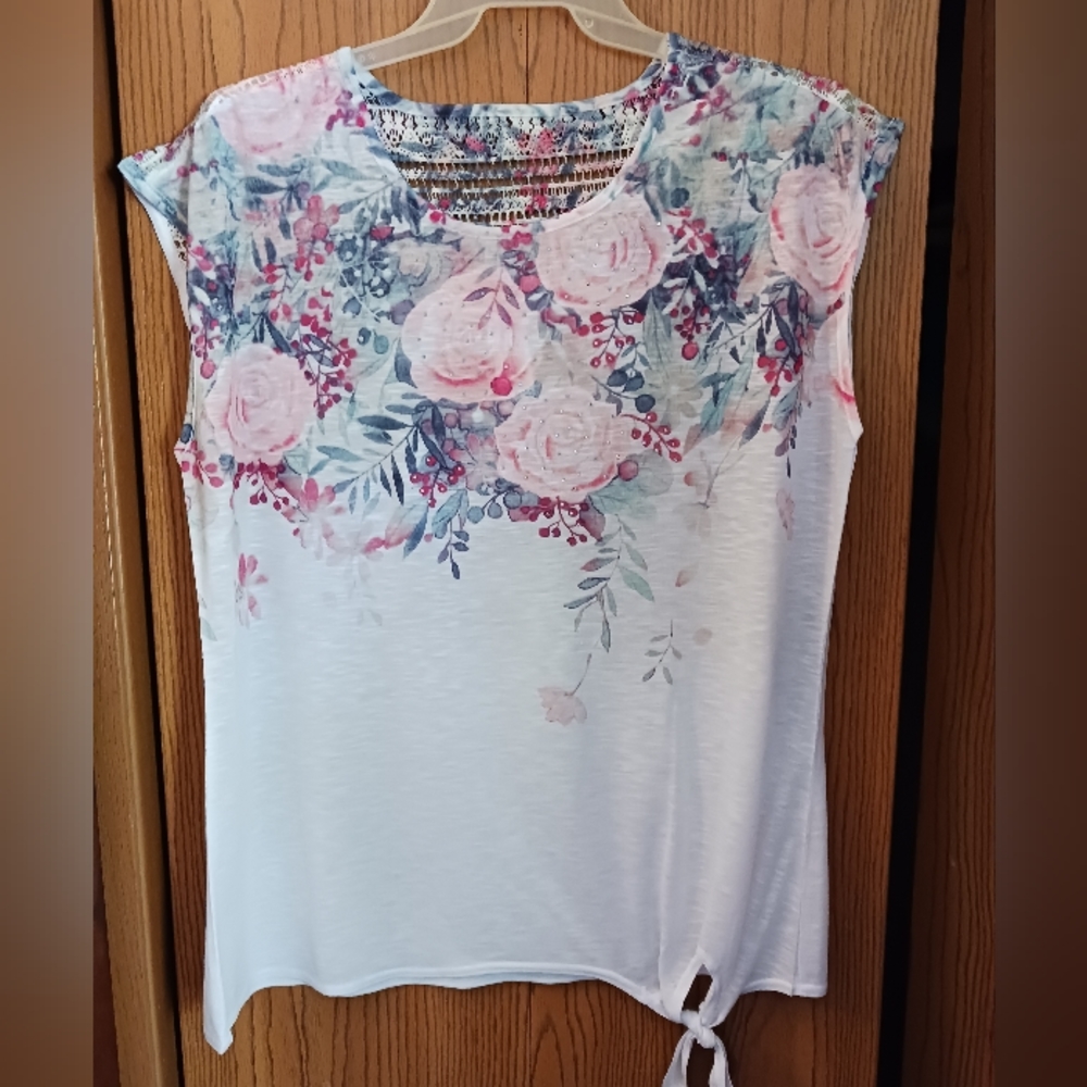 Time and Tru lightweight top with front tie.